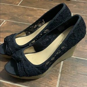 Black lace wedge